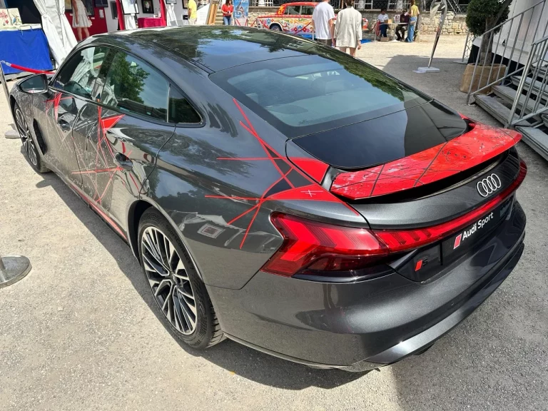 Covering RS e-tron Audi
