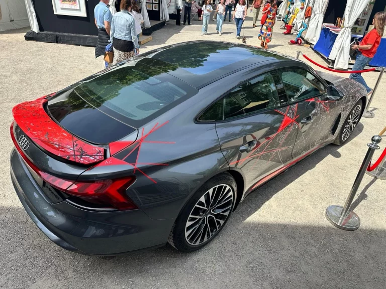 Covering RS e-tron Audi