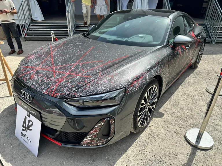 Covering RS e-tron Audi