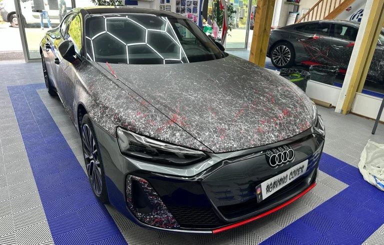 Covering RS e-tron Audi