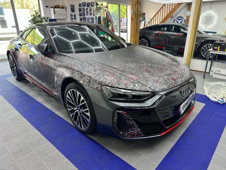 Covering RS e-tron Audi